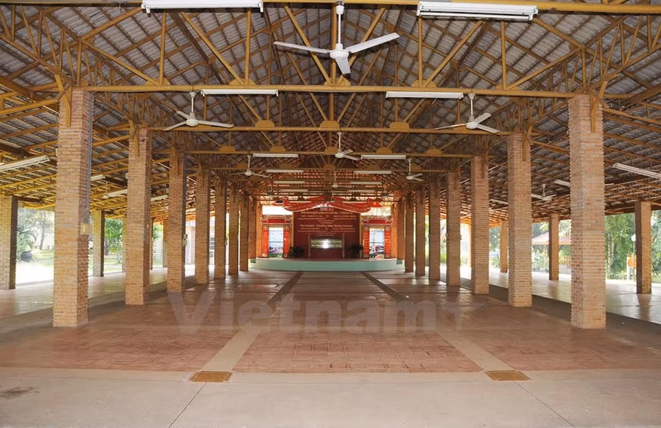 Le village d'amitié Vietnam-Thaïlande, de 500m, de ce mémorial 