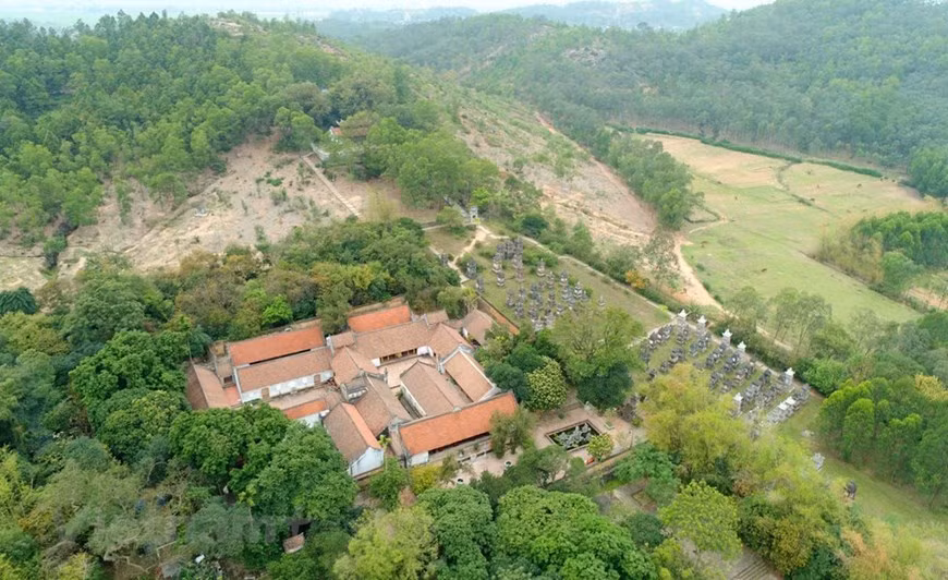 La pagode Bo Da est située au pied de la montagne Phuong Hoang dans le hameau de Thuong Lat, commune de Tien Son, district de Viet Yen, province de Bac Giang, l'un des sièges de la secte bouddhique de Truc Lam