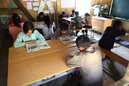 L’école dispose seulement de deux classes qui accueillent une quarantaine d’enfants. Tous sont issus d’ethnies minoritaires. Les élèves de la première à la 3ème classe partagent une même salle et ceux de la 4ème et de la 5ème en partagent une autre.