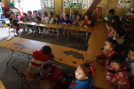  Les enfants qui habitent dans les villages isolés doivent souvent effectuer de longs trajets à pied ou en vélo.