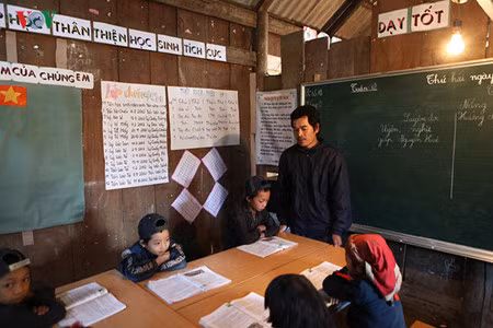Selon M. Hoa, le seul enseignant de l’école, il fait très froid ici en hiver. Parfois, il arrive même qu'il neige. Or, les salles de classe sont construites en bois et ne sont dotées d’aucun équipement de chauffage.