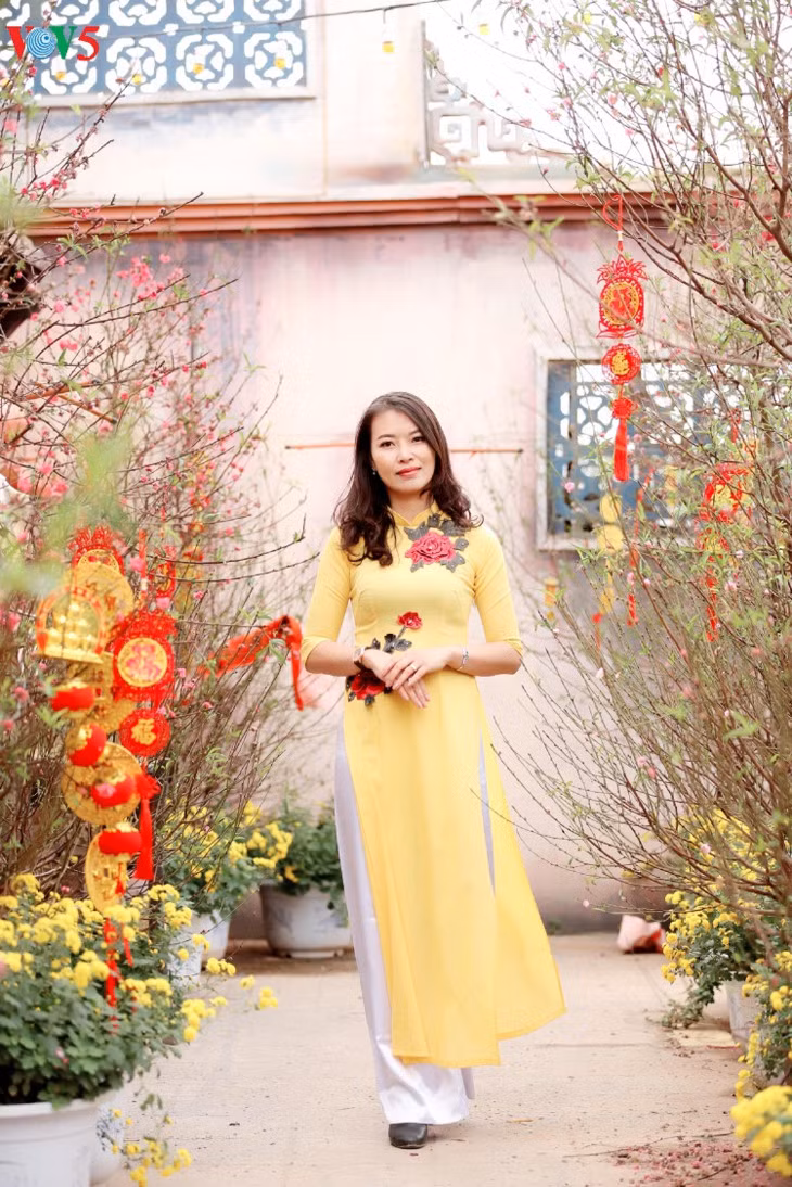 L’ao dài valorise les valeurs traditionnelles et le charme de celles qui le portent.