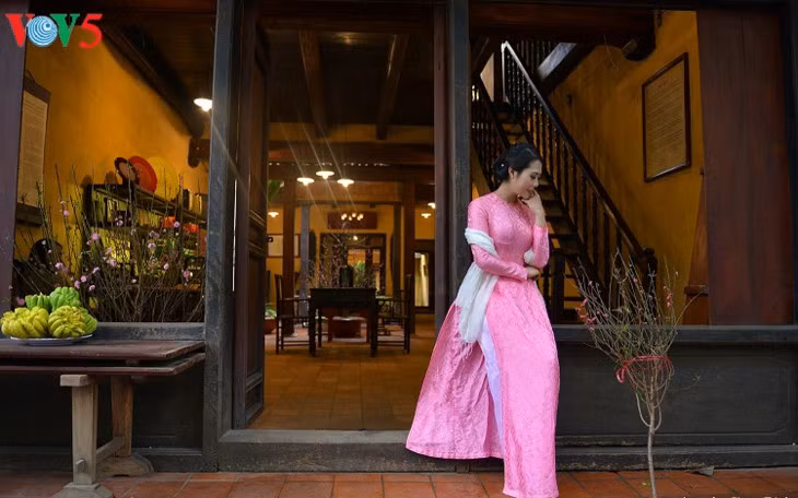 Des jeunes filles charmantes en ao dài traditionnel. Photo: Giang Trinh
