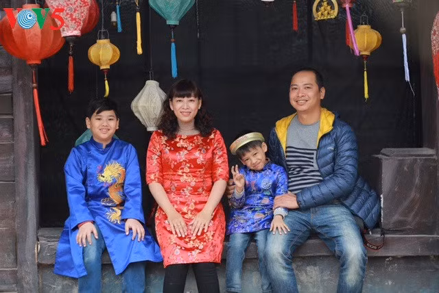 Pour madame Thuy Thuy, l’ao dài revêt un caractère solennel lors de la fête du Têt qui symbolise les valeurs traditionnelles.