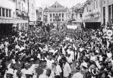 L’ambiance bouillonnante de la Révolution d'Août à Hanoi.