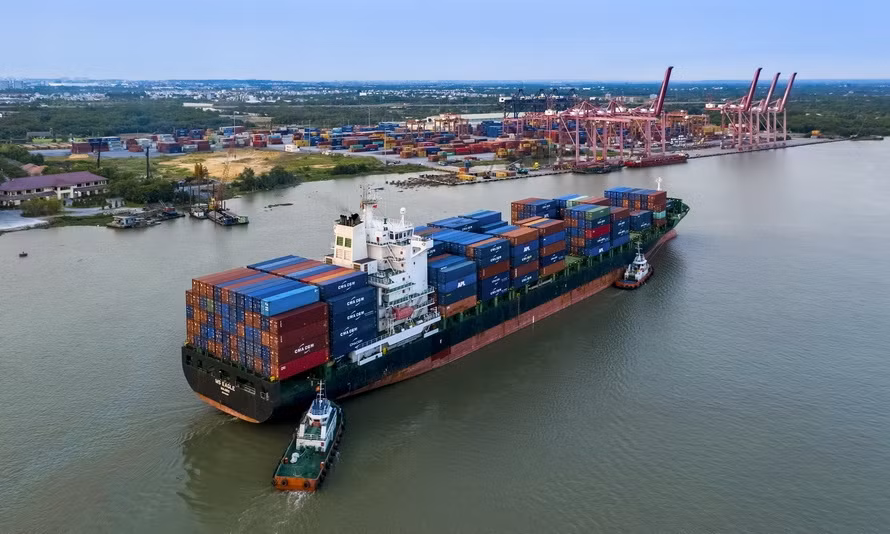 Le port de Cat Lai, sur la rivière Dông Nai (Sud) est l’un des ports clés du système portuaire de Hô Chi Minh-Ville, relevant de la compagnie générale de Tân Cang-Sai Gon. Le port de Cat Lai est le plus grand et plus moderne port international de conteneurs du Vietnam, figurant même sur la liste des 25 premiers ports du monde. Il concentre plus de 90% des conteneurs du Sud et près de la moitié de ceux du pays. Photo : Giang Son Dông