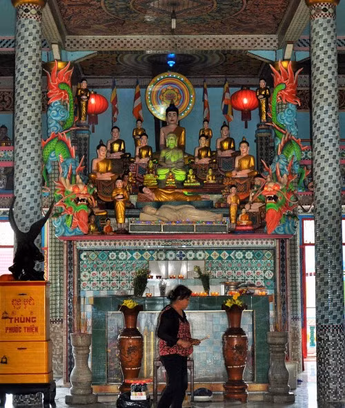 De petites statues de Bouddha sont vénérées dans les cellules des bonzes.