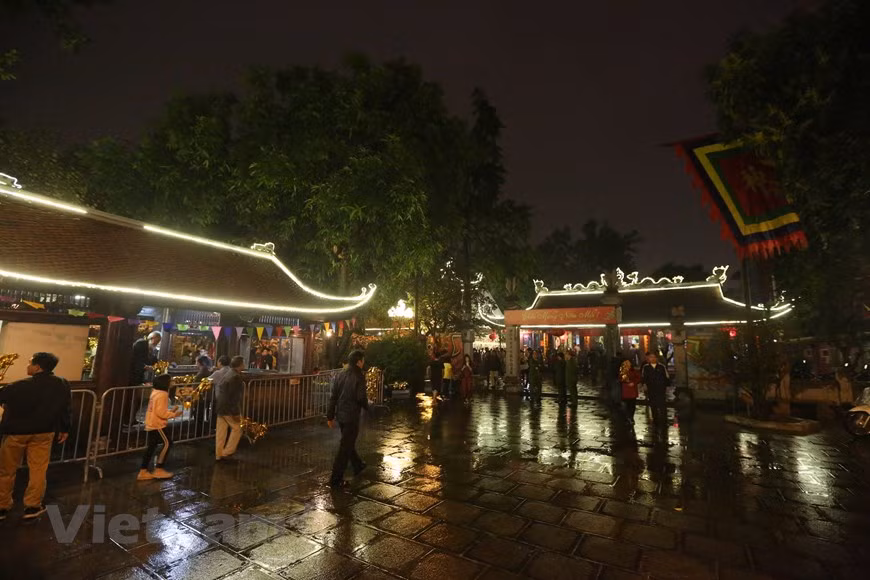 Depuis longtemps, aller à la pagode au printemps est devenu un élément spirituel lié à la culture et à la croyance des Vietnamiens. Cette habitude est transférée de génération en génération. Les Vietnamiens vont à la pagode pour divers buts tels que les prières pour le gain de l’argent, la fortune, la paix, la chance en amour, en bonne santé pour eux-mêmes et pour leurs proches dans la famille. Il y a aussi des gens qui y vont seulement pour se sentir tranquille, oubliant les peines et les préoccupations dans la vie. En tout cas, ils se montrent le respect sincère pour le bouddha à la pagode, pour chercher à la foi, la tranquillité et la paix dans leur âme.
