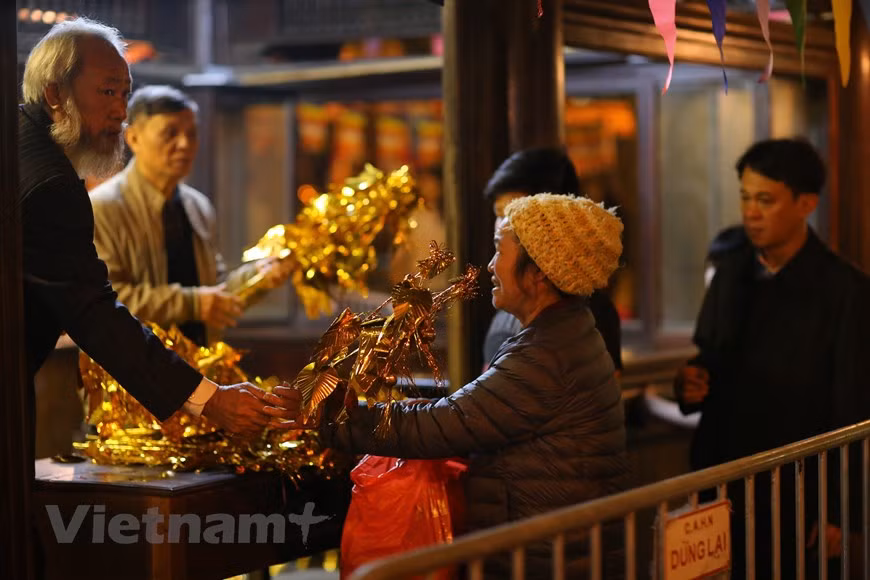 C’est pour cela qu’aux derniers jours de l’ancienne année et aux premiers jours du Nouvel An, les Vietnamiens vont aux pagodes, aux maisons communales et aux temples pour offrir des bâtons d’encens au Bouddha et exprimer leur respect devant les saints et génies et des ancêtres. Les jeunes choisissent aussi les pagodes comme leur destination aux premiers jours du Nouvel An. Un bon nombre de gens d’âge mur vont à la pagode aux premiers jours du Nouvel An et des mois ou quinzièmes jours du mois lunaires, cependant on voit aussi des jeunes, qui y viennent pour souhaiter la réussite dans leurs études, la situation honorable et la chance en amour.