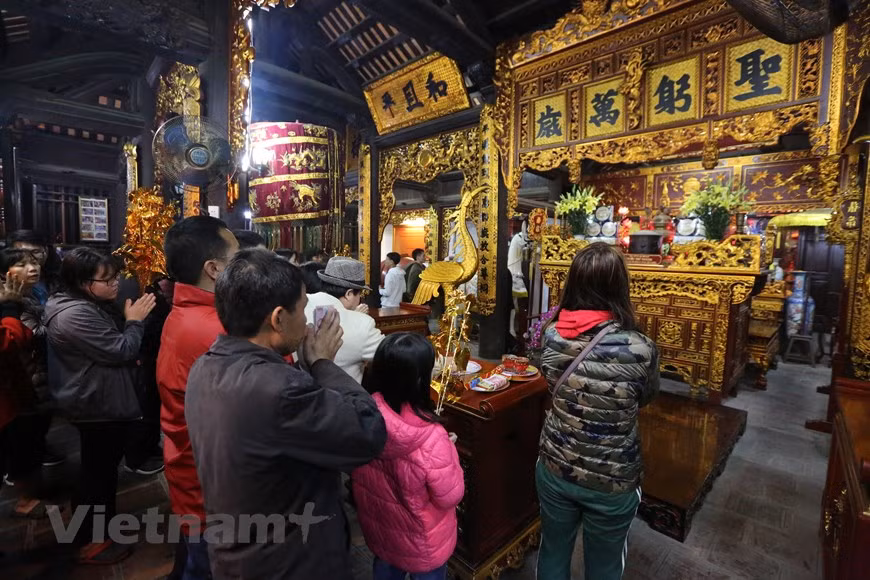 En général, pour faire des prières, on brûle les bâtonnets d’encens. Mais on peut tout aussi bien préparer un plateau d’offrandes en l’honneur du Bouddha, même si ce n’est pas obligatoire. Le plateau d’offrandes est souvent composé de fleurs, de fruits, de gâteaux, de bâtonnets d’encens et de bougies. Il n’y a jamais de chair animale sur ce plateau, car le bouddhisme préconise le végétalisme. Devant l’autel, mains jointes, on murmure des prières pour se mettre toutes les chances de son côté en ce début d’année. Il y a ceux qui récitent des textes dûment appris, sur le mode psalmodique, et ceux, plus spontanés, qui tâchent d’exprimer le fond de leur pensée.