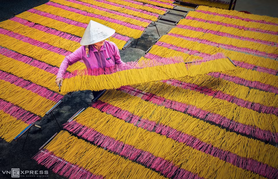 Une femme fait sécher de l’encens au soleil, dans le quartier de Long Tan, Long Thanh Bac, Hoa Thanh. L'encens de Tay Ninh est jaune ou brun, non roulé en paquets. 