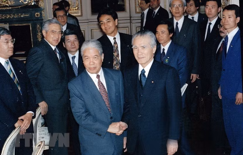 Le Premier ministre japonais Tomiichi Murayama et le secrétaire général du PCV Do Muoi dans le cadre de sa visite officielle au Japon les 18 et 19 avril 1995.
