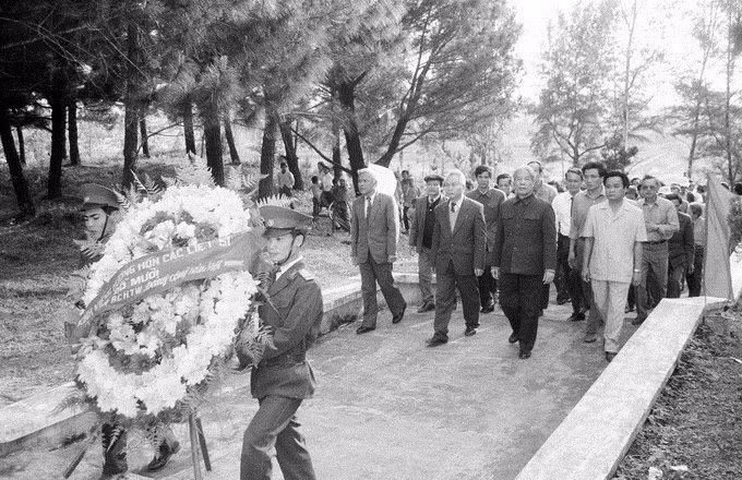 Le secrétaire général du PCV Do Muoi est allé fleurir le cimetière des héros morts pour la Patrie à Truong Son, province de Quang Tri (Centre) le 5 mars 1993.