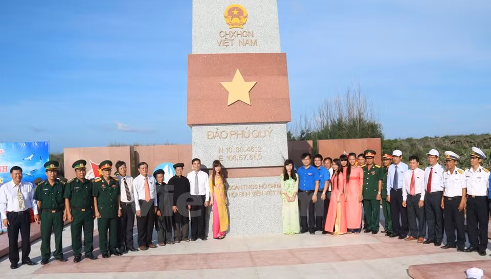 Les délégués lors de la cérémonie d'inauguration du mât au drapeau sur l'île de Phu Quy (Photo : Nguyen Khang/VNA)