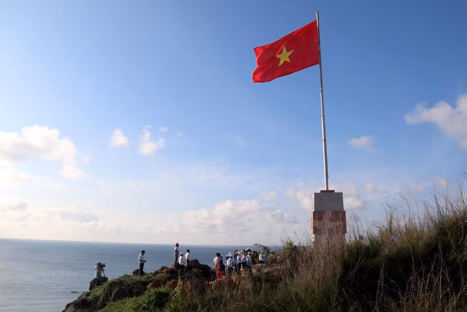 Le drapeau national sur l'île de Phu Quy (Photo : Nguyen Khang/VNA)