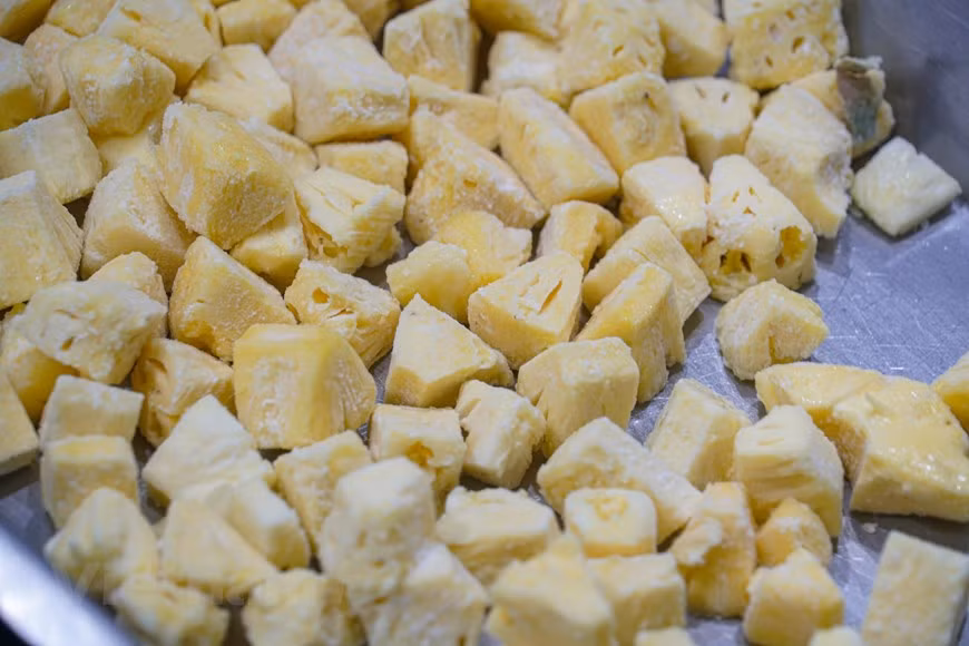 Après avoir congelés, les morceaux d'ananas non qualifiés sont jetés. En plus des dispositions spécifiques fournies dans les annexes correspondantes, les ananas surgelés doivent présenter une coloration relativement uniforme, caractéristique de la variété; être propres, sains, et pratiquement exempts de sable, de terre et de toute matière étrangère; être pratiquement exempts de dégâts provoqués par des insectes ou des maladies; et avoir une saveur et une odeur/senteur normales, compte tenu des ingrédients facultatifs ajoutés. Les produits doivent être conformes à tout critère microbiologique établi en conformité avec les Principes et directives pour l’établissement et l’application de critères microbiologiques relatifs aux aliments. Photo : Vietnam+