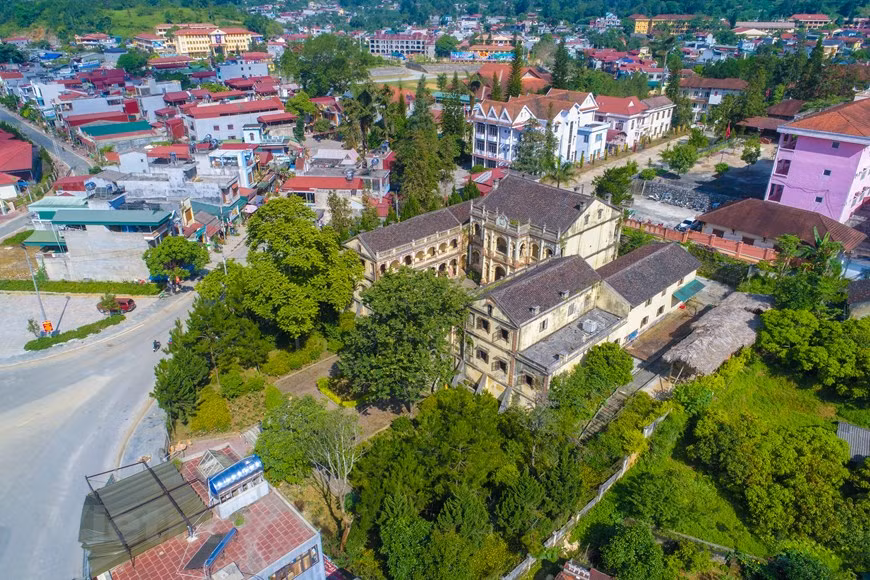 En faisant une halte touristique à Bac Hà, province de Lào Cai, il est impossible aux touristes de manquer la découverte du manoir de Hoàng A Tuong, considéré autrefois comme la résidence la plus puissante de la région. Au début du dernier siècle, Hoàng Yên Tchao, maître des terres de Bac Hà, province de Lào Cai (Nord), acquit le surnom de «roi des Mèo» ou «roi des H’Mông». Pour assurer son pouvoir, montrer à tous sa richesse et son prestige, il fit construire un manoir somptueux.Aujourd’hui, ce manoir est une destination incontournable pour les touristes de passage à Bac Hà. Photo: Vietnamplus 