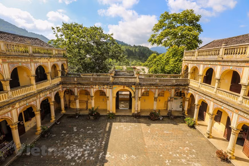 Il possède une architecture unique en son genre, d’inspiration euro-asiatique. Il fut conçu par deux architectes, un Français et un Chinois. Le style occidental apparaît dans les fines décorations telles que les branches de laurier gravées sur la porte d’entrée et les couloirs pavés. Par ailleurs, on y trouve également les caractéristiques typiques d’une forteresse. Le manoir est encerclé par des fortifications et chaque façade présente des portes de clôture et des créneaux sur les murs. La demeure n’était pas seulement la résidence de la famille Hoàng Yên Chao et Hoàng A Tuong, mais également leur lieu de travail. Photo: Vietnamplus