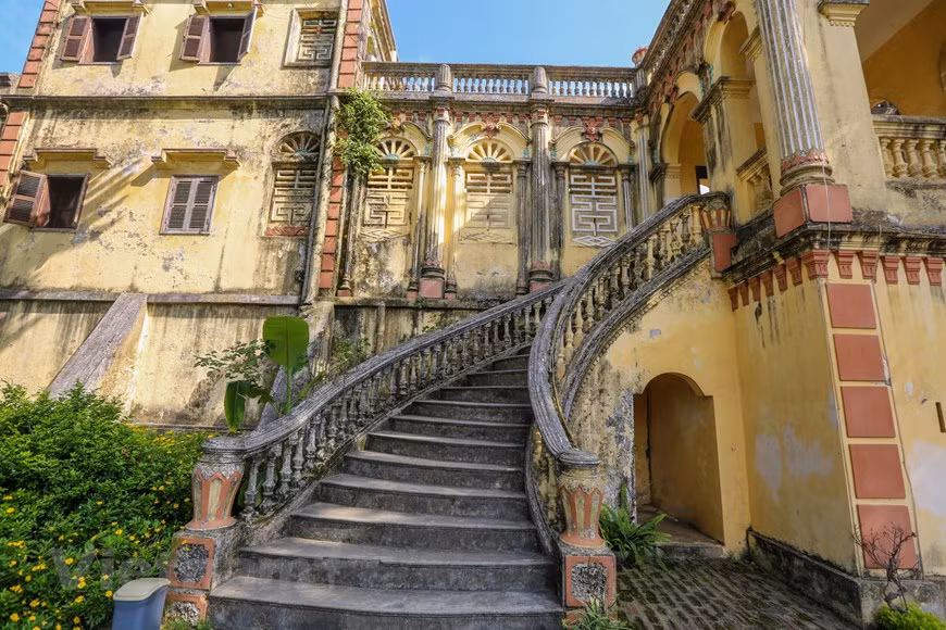 ILa demeure n’était pas seulement la résidence de la famille Hoàng Yên Chao et Hoàng A Tuong, mais également leur lieu de travail. L’intérieur du palais est d’une composition extrêmement raffinée. Une fois franchie la majestueuse entrée, les visiteurs découvrent une grande cour où avaient lieu les principales activités de la grande famille de Hoàng Yên Chao. Au fond, le bâtiment principal de deux étages s’étend solennellement sur une superficie totale de 420 m2. C’était là que la noble famille donnait de prestigieuses réunions. De parts et d’autres de cette oeuvre, on trouve également de belles maisons d’époque destinées aux épouses de Hoàng Yên Chao et Hoàng A Tuong. Photo: Vietnamplus