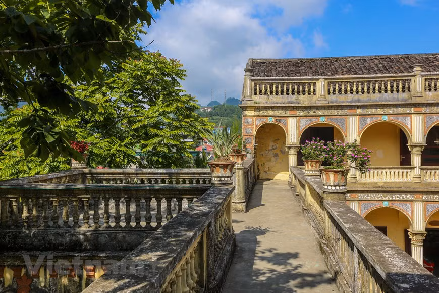 Il est accessible de Hanoï en train de jour ou de préférence de nuit arrivant le lendemain matin vers 5h30 à Lao Cai, avec connexion immédiate en minibus pour Bac Ha (2 heures de route) ou, depuis 2010, en bus de nuit direct Hanoï-Bac Ha (départ à 21h, arrivée à 6h). Bac Ha est célèbre en tant que capitale de la région des Hmongs Fleurs, ou Hmongs bariolés, l'un des six groupes de la minorité des Hmong, dont les femmes portent un remarquable costume bariolé à dominante orange ; il faut entre 4 et 6 mois pour faire un costume complet tout à la main. Photo: Vietnamplus