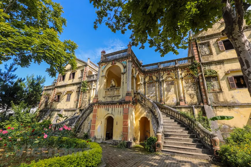 Avant de construire le manoir, Hoàng Yên Tchao demanda de l’aide à un grand maître de géomancie venu de Chine. Après d’innombrables études des astres et calculs, le savant désigna cet endroit où les éléments terrestres, les paysages, les montagnes et les rivières connaissaient une harmonie sans pareille. Le manoir se trouve sur une large colline qui constitue le chef-lieu du district de Bac Hà. La montagne se dresse fièrement à l’arrière du palais tandis qu’un ruisseau plein de charme coule devant lui. Construit sur une superficie de 10.000m2, le manoir comprend 36 chambres et un système de tunnels d’urgence. Photo: Vietnamplus
