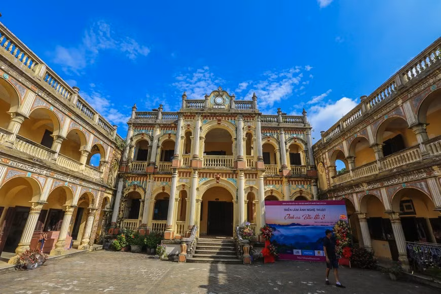 Niché dans les montagnes du nord-ouest, le district de Bac Ha semble moins trépidant que Sapa (toujours dans la province de Lao Cai). Cependant, il semble qu'il séduit autant de voyageurs pour ses parcours discrets et authentiques. Une visite le temps d’un week end vaut le détour pour vous offrir une belle échappée, entre montagnes verdoyantes, rivières, grottes, sites historiques et villages ethniques. Originaire de la langue de l’ethnie Tay, «Pạc ha» signifie «cent bottes de chaume ». A l’époque coloniale, «Pạc ha» se prononce «Pakha» par les Français et puis «Bac Ha» par les Viet jusqu’à maintenant. Surnommé «Plateau blanc» de la région nord-ouest, Bac Ha doit son surnom aux immenses vallées de fleurs de pruniers qui se déploient magnifiquement au printemps. Photo: Vietnamplus