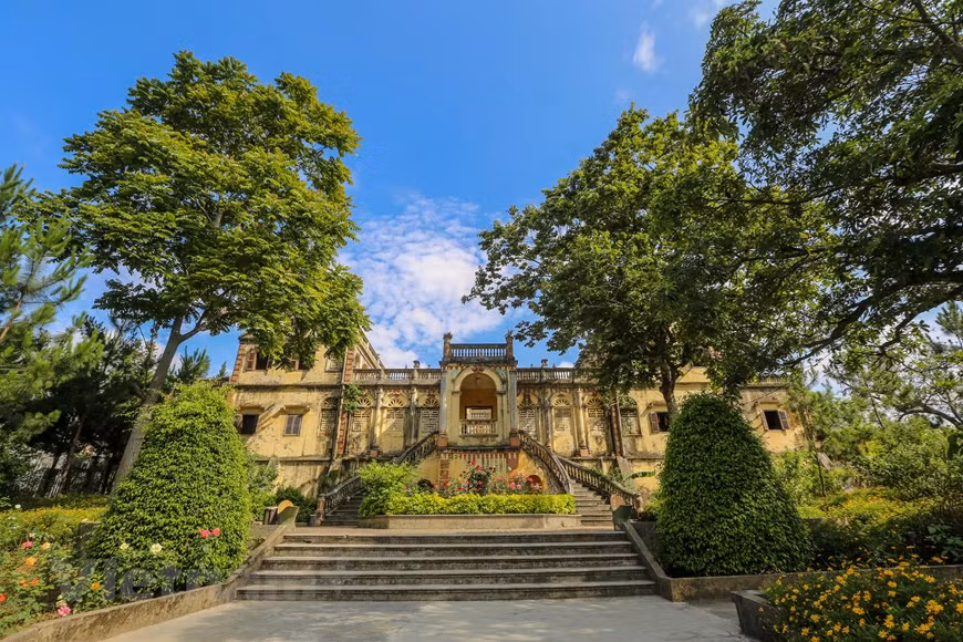 Le manoir de Hoàng A Tuong, appelé aussi «manoir des rois H’Mông», fut mis en chantier en 1914 et achevé en 1921. C’étaient le père Hoàng Yên Tchao et son fils Hoàng A Tuong, de l’ethnie des Tày, qui étaient les propriétaires de cet imposant ouvrage. Hoàng A Tuong fut le chef du territoire de Bac Hà jusqu’à la libération de la province de Lào Cai en 1950. Les Tày ont coutume de nommer la maison d'après le nom du fils qui vit avec les parents à l'âge adulte. C’est pourquoi ce projet s'appelle le manoir de Hoàng A Tuong. Photo: Vietnamplus