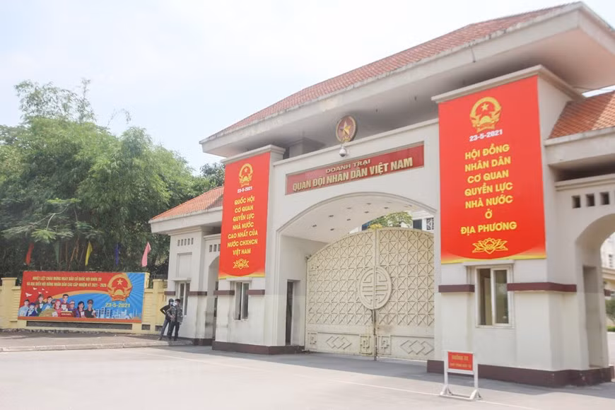 Une liste de 205 candidats issus d’organes, organisations et unités relevant du ressort central à la députation de la 15e législature a été approuvée lors de la 3e conférence consultative du présidium du Comité central du Front de la Patrie du Vietnam, organisée le 16 avril à Hanoï. Après cela, le Conseil électoral national a publié une résolution pour envoyer des candidats dans des localités. La liste comprend désormais 203 personnes, soit deux de moins. Dès la publication de la liste officielle des candidats ainsi qu'une brève biographie de chacun, la campagne électorale commencera et devra se terminer 24 heures avant l'heure du vote. Les électeurs dans l’ensemble du pays participeront à des rencontres avec les candidats. A partir du 13 mai 2021 (soit 10 jours avant le scrutin), les agences électorales cesseront d'examiner les plaintes, dénonciations et pétitions concernant les candidats et la liste de ceux-ci. Photo : Vietnam+ 