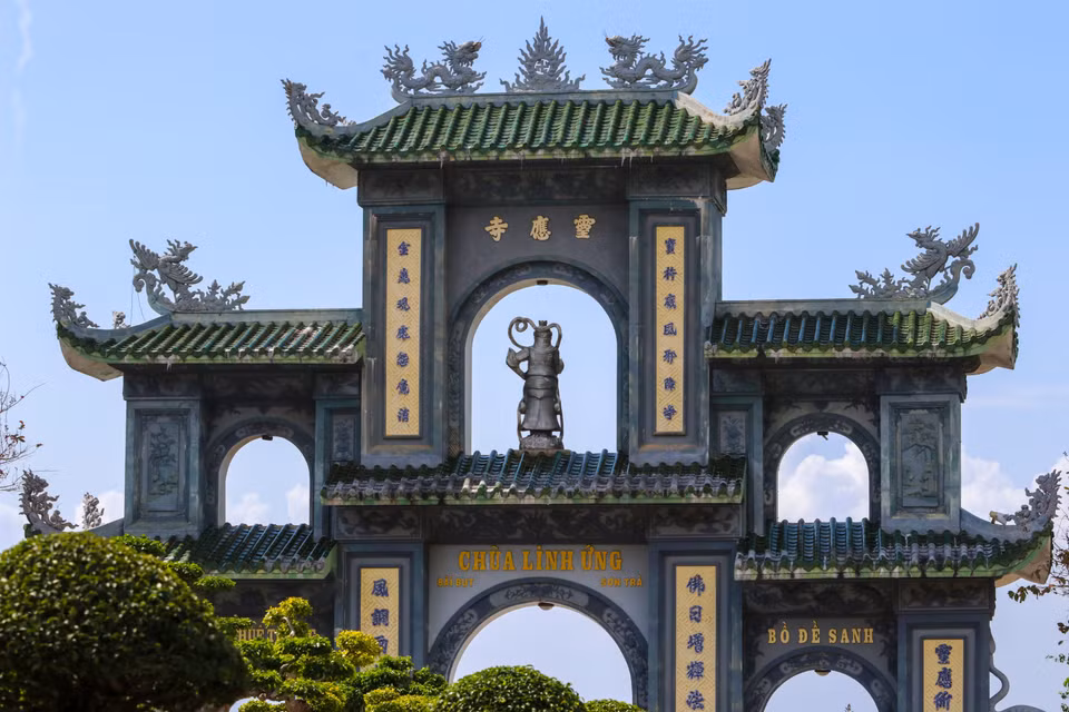 Une entrée de la pagode Linh Ung-Bai But. Photo : VNA