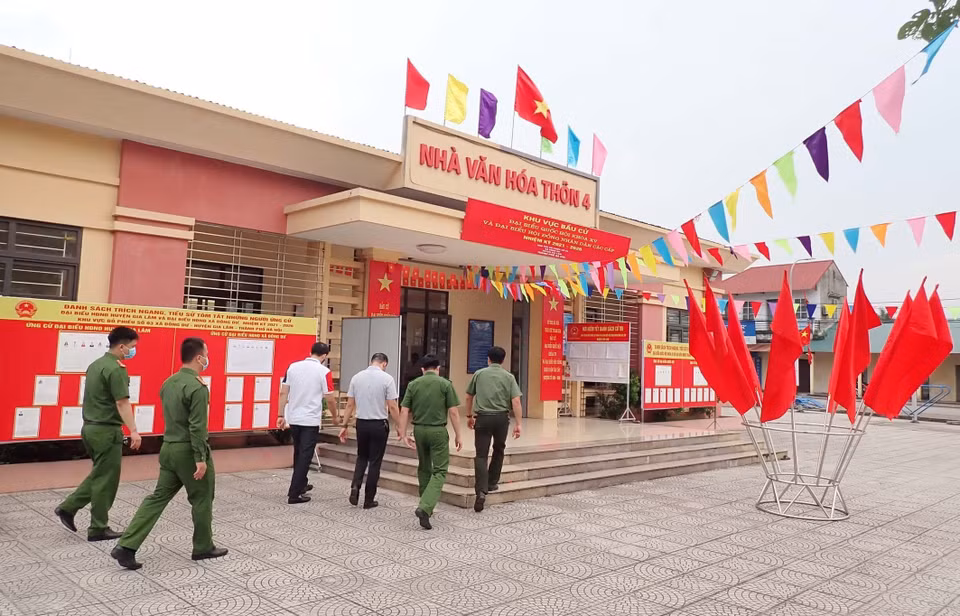 La police du district de Gia Lam à la circonscription No3, commune de Dong Du, district de Gia Lam, Hanoï. Photo: VNA 