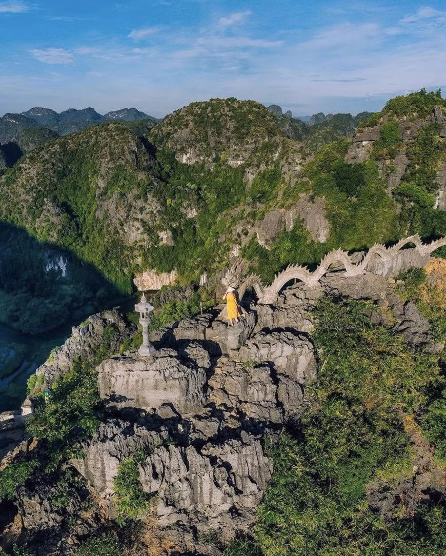 Appartenant au complexe touristique écologique de Trang An, Hang Mua a une forme de cloche d’une superficie d’environ 800m2. Le relief ici est assez particulier avec les montagnes entourant la vaste plaine, comme une forteresse qui protègent le pays à l’intérieur. La structure exceptionnelle de cet endroit est le chemin zigzagant qui nous mènera vers le pic de la montagne Ngoa Long. En arrivant à Hang Mua, les touristes sont libres de laisser leur âme dans l’espace vert et grandiose des montagnes. Si vous cherchez un endroit calme, proche de la nature qui vous permet en plus de faire un peu de sport, alors Hang Mua sera une destination idéale, selon le site fr.luxtraveldmc.com. Photo : Vietnam+