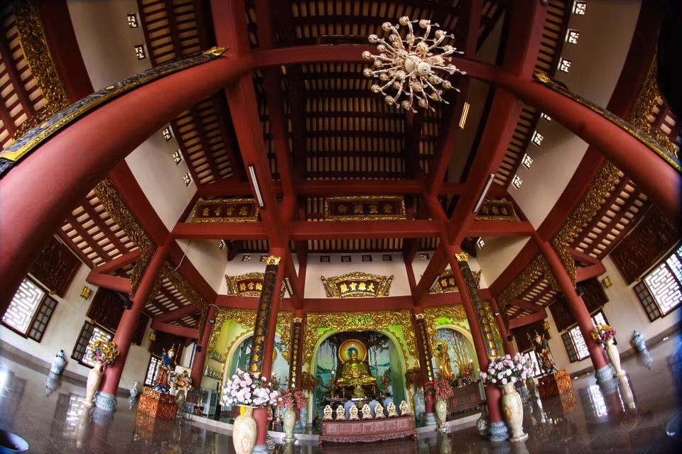 À l'intérieur du hall principal de la pagode Linh Ung - Bai But. Photo : VNA 