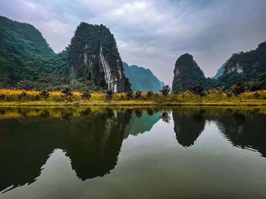 Trang An est un lieu exceptionnel d’Asie du Sud-Est démontrant la manière dont les premiers hommes ont interagi avec le paysage naturel et se sont adaptés à de grands changements à la fois climatiques, géographiques et environnementaux sur plus de 30 000 ans. L’histoire culturelle continue est étroitement associée à l’évolution géologique du massif karstique de Trang An au pléistocène récent et début de l’holocène, périodes lors desquelles les habitants ont connu certains des changements climatiques et environnementaux les plus turbulents de l’histoire de la Terre, notamment l’immersion répétée du paysage en conséquence de fluctuations du niveau de la mer. Ce paysage compact renferme ainsi plusieurs sites couvrant de multiples périodes et fonctions, comportant des établissements de premiers humains. Photo : Vietnam+