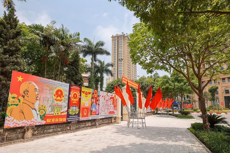 Les élections des députés à l'Assemblée nationale du Vietnam de la 15e législature et des membres des Conseils populaires à tous les niveaux du mandat 2021-2026 auront lieu dans quelques jours. Comme les autres localités du pays, Hanoï a bien préparé pour accueillir cette grande fête. Toutes les conditions et installations pour cet événement important du pays sont soigneusement préparées pour assurant les élections réussies pendant le contexte des évolutions complexes de la pandémie de COVID-19. Parmi les 866 candidats, les électeurs sélectionneront 500 députés de l’Assemblée nationale, 3.726 membres des Conseils populaires provinciaux, 22.952 membres des Conseil des districts et 242.312 membres des Conseils des communes. Photo : Vietnam+ 