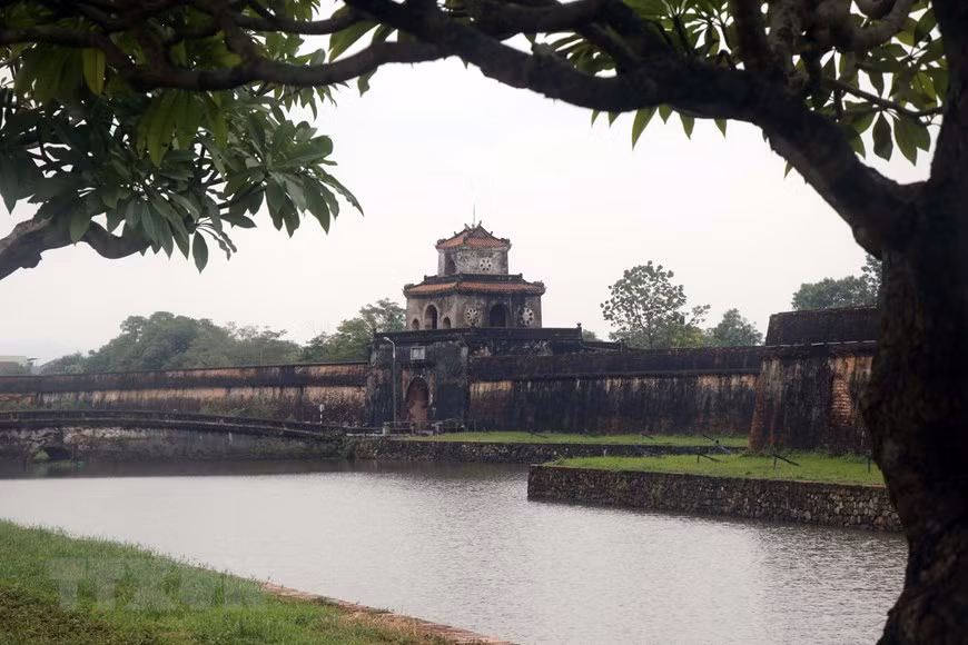 La porte Quang Duc est l'une des quatre portes situées en face de la citadelle de Huê. Photo : VNA 