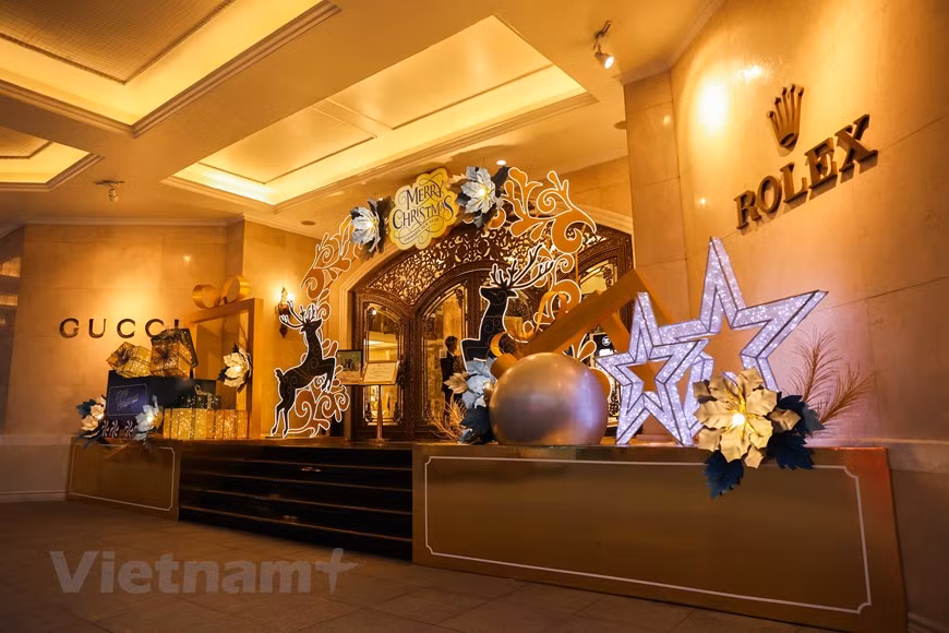Un centre commercial aux couleurs de Noël. Photo: Vietnam+ 