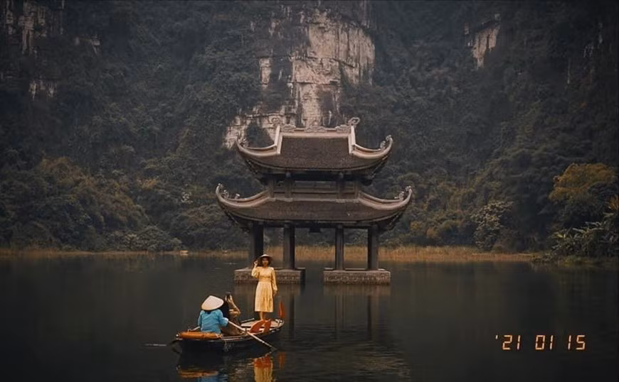 La province est aussi la terre ancestrale de l'art du chant Xam, du « Cheo ». Elle abrite de nombreux villages d’artisanat traditionnel, dont le village de sculpture sur pierre de Ninh Van, celui de céramique de Bo Bat, celui de broderie de Van Lam, et le village de fabrication de nattes de Kim Son. Selon le Plan directeur pour le développement du tourisme à Ninh Binh, d'ici 2030, le tourisme deviendra un secteur économique clé de cette province septentrionale. Actuellement, Ninh Binh cherche à développer un portail de voyage intelligent, parallèlement à la numérisation des données du secteur du tourisme et à la fourniture d’un wifi gratuit aux sites touristiques. Photo : Vietnam+