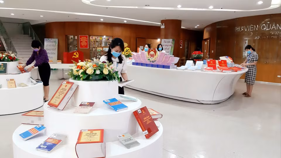 Les préparatifs pour cette exposition au Musée de Quang Ninh. Photo: VNA