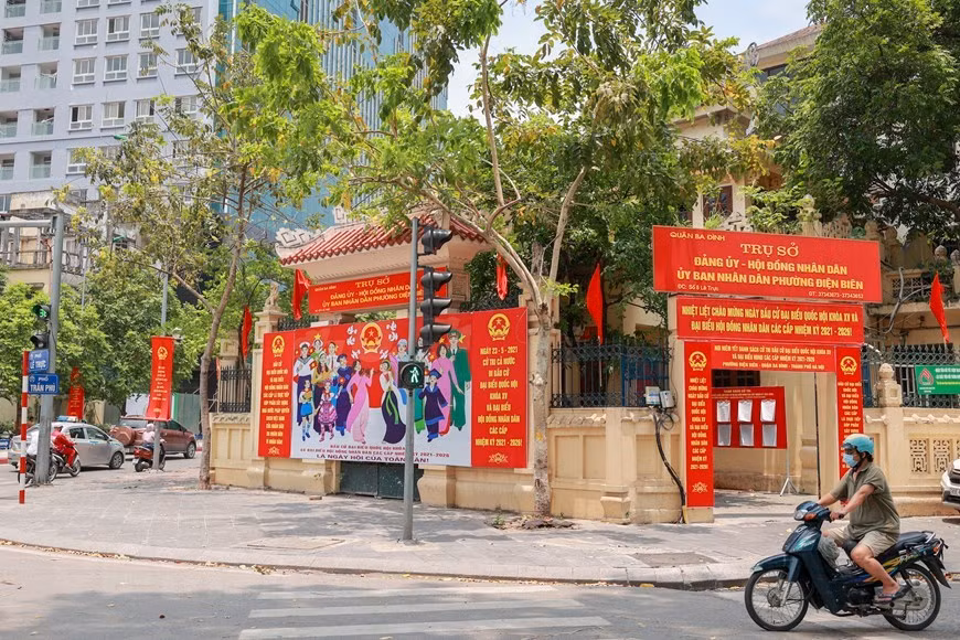 A l’arrondissement de Ba Dinh, à Hanoï, les préparatifs aux circonscriptions électorales sont déjà achevés depuis fin mars 2021. À ce jour, cet arrondissement a décoré 2.551 banderoles et 118 affiches et drapeaux rouges, créant un magnifique paysage urbain lumineux. Tout est prêt pour le jour des élections. Jusqu’au 18 mai, le Service de la Culture et des Sports de Hanoï a achevé les travaux de décoration des lieux où implantent les bureaux de vote pour les élections des députés à l'Assemblée nationale vietnamienne de la 15e législature et des membres du Conseils populaires de tous les niveaux du mandat 2021-2026. Photo : Vietnam+ 