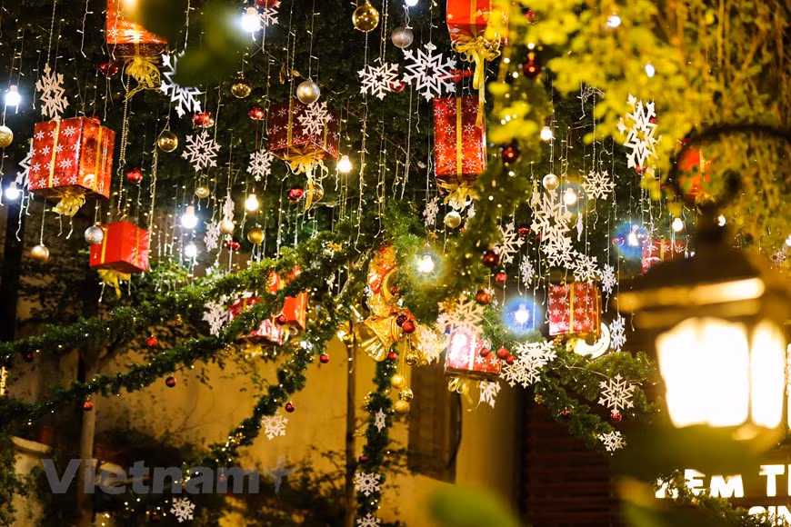 La boutique de glace Trang Tien avec une décoration impressionnante. Photo: Vietnam+ 