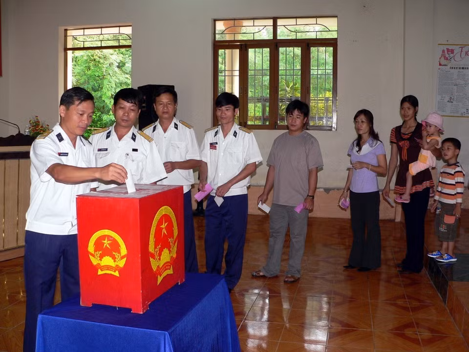 Des travailleurs de la société du charbon de Mao Khe de la Vinacomin votent pau quartier de Mao Khe, chef-lieu de Dong Trieu, province de Quang Ninh. Photo: VNA