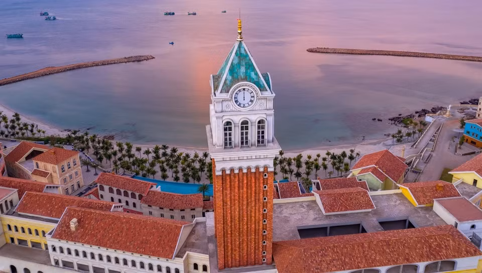 La tour de l'horloge de Central Village est située au centre du bourg. Haute de 75 m, la tour s'inspire de l'emblématique Campanile Saint Marc en Italie. Photo : Sun Group 