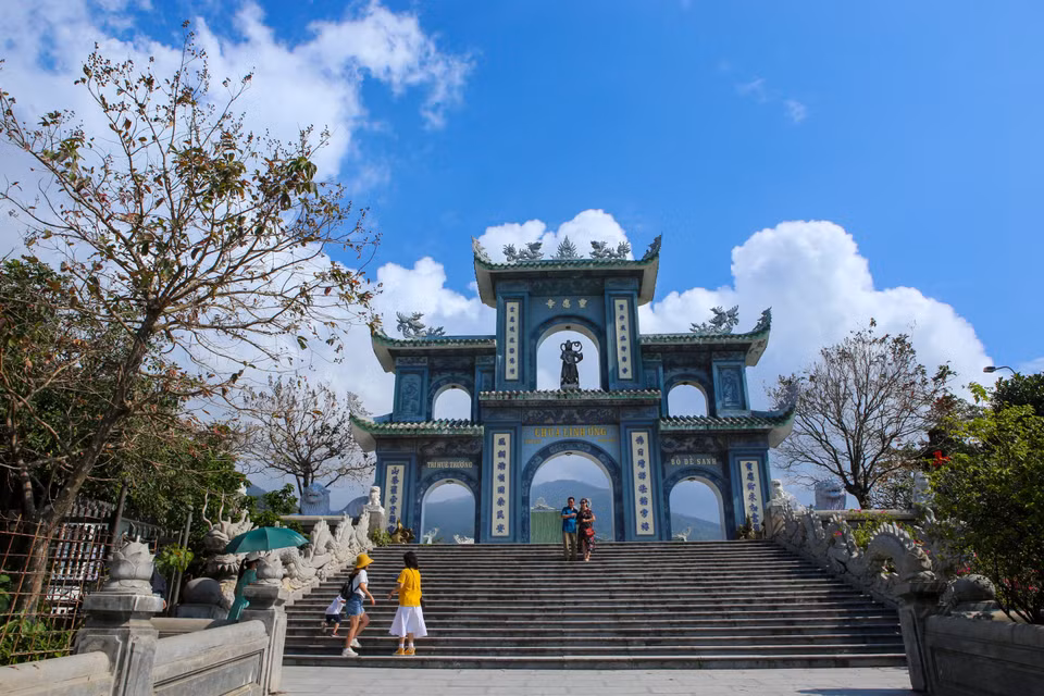 Situé dans un complexe touristique implanté dans la péninsule de Son Tra, cet édifice bouddhique entre terre et ciel n'est pas seulement un site religieux mais aussi une attraction touristique majeure de Da Nang. Photo : VNA 