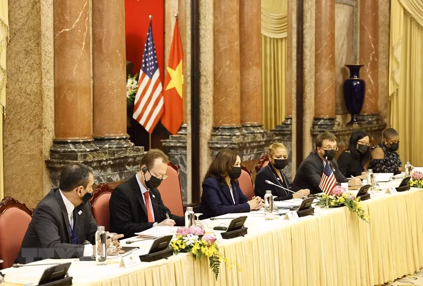 La vice-présidente américaine Kamala Harris (3e à partir de la gauche) lors de la réception. Photo : VNA 