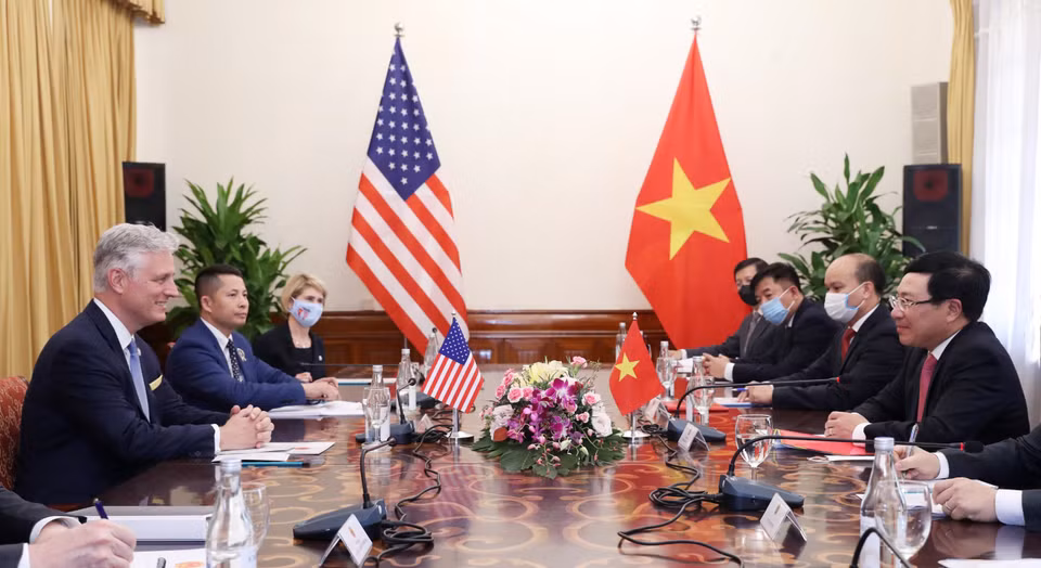 Le vice-Premier ministre et ministre des Affaires étrangères Pham Binh Minh a eu un entretien avec le conseiller américain à la sécurité nationale Robert O'Brien lors de sa visite officielle au Vietnam (21 novembre 2020). Photo : Lam Khanh - VNA. 