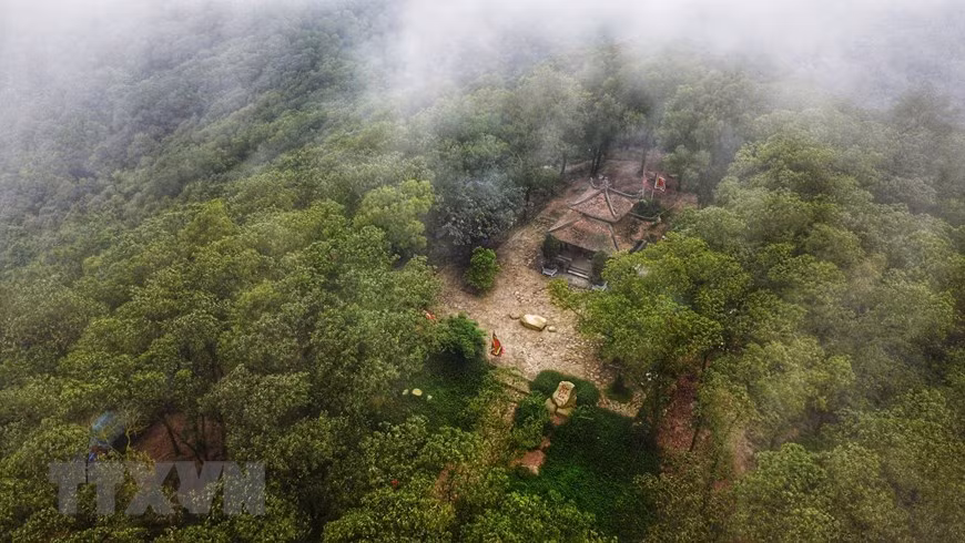 Au sommet du mont Côn Son trône le pagodon Bach Vân (Nuage Blanc en français), dédié à Nguyên Binh Khiêm, un grand poète du 16ème siècle. Photo : VNA 