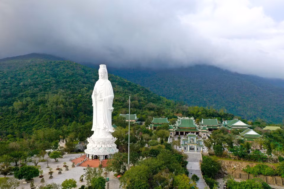 La statue de la déesse Quan Yin à la pagode Linh Ung - Bai But. Photo : VNA