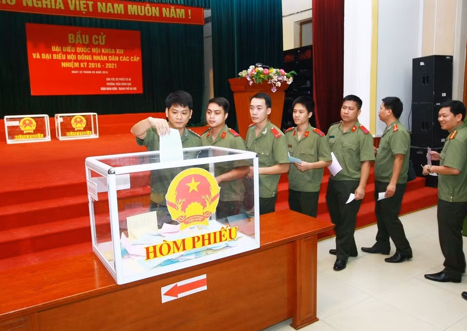 Des dirigeants, officiers et soldats de la Sécurité publique votent pour élire les députés de la 14e législature dans le bureau de vote n ° 8 au quartier de Tran Hung Dao, arondissement de Hoan Kiem à Hanoï. Photo: VNA