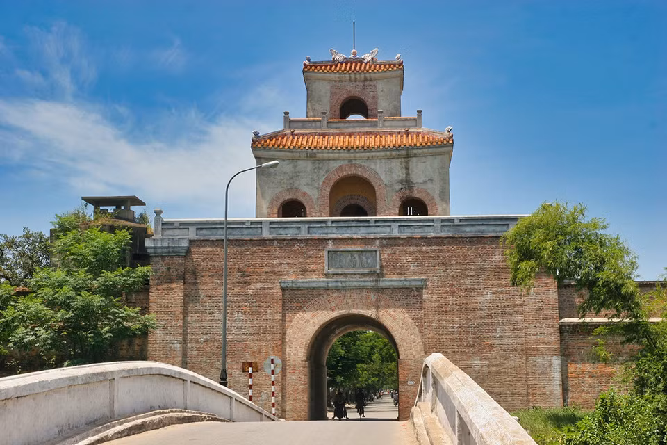 La porte Tay Nam (Porte Huu) est située au Sud-ouest de la citadelle de Huê, dans la rue Yet Kieu. Son arc a été construit en 1809 et son belvédère en 1829. Photo : thanhnien.vn 