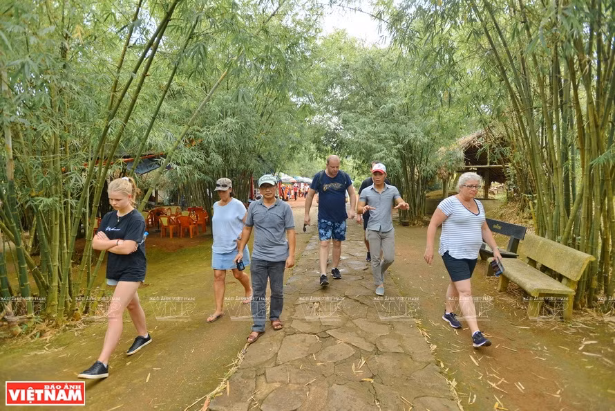 Touristes étrangers visitant le site national spécial de Vinh Moc. Photo : Vietnam Illustré 